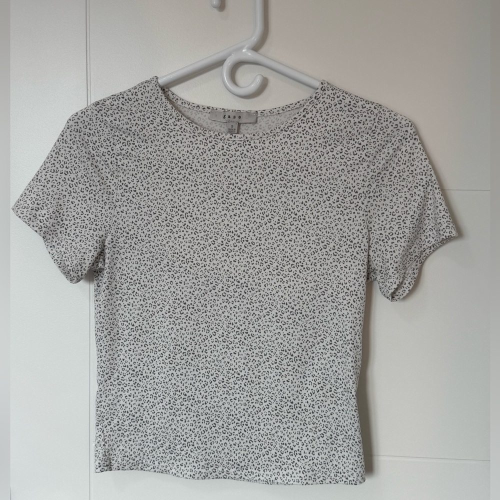 White and gray leopard print cropped top